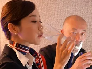 Cô vợ dâm bị gã chồng móc cô bé đụ chảy nước